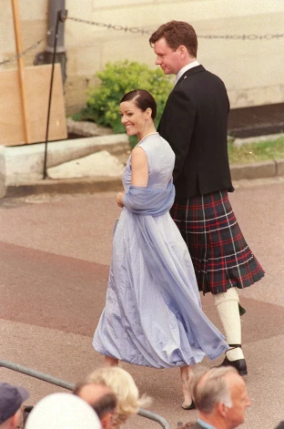 Rūtija Henšola un aktieris Džons Gordons Sinklērs ar kur kopā apmeklēja prinča Edvarsa un Sofijas Rīsas-Džonas kāzas Vindzorā 1999. gadā. Rūtija un Džons tolaik bija saderināti, taču vēlāk izšķīrās, tā arī neapprecoties.