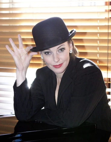 Nozares aprindās Rūtiju Henšolu dēvē par “trīskāršo talantu” — viņa ir vienīgā britu aktrise, kas mūziklā “Čikāga” atveidojusi visas trīs galvenās sieviešu lomas: Roksiju Hārtu, Velmu Kelliju un mammu Mortoni.