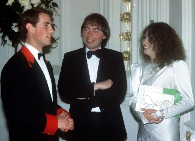 Princis Edvards ar komponistu Endrū Loidu Vēberu un viņa toreizējo sievu Sāru Braitmenu 1986. gadā.