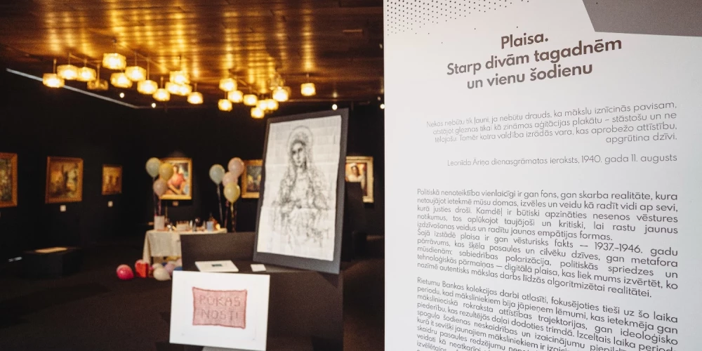 Dailes teātrī skatāma izstāde “Plaisa. Starp divām tagadnēm un vienu šodienu”. 