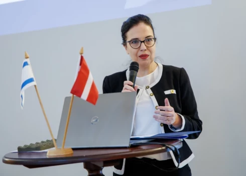 “Gadu gaitā daudzi irāņi ir tiekušies pēc pārmaiņām un pauduši vēlmi pēc citādas nākotnes. Mēs uzskatām, ka viņi ir pelnījuši iespēju noteikt savu likteni," pauž Izraēlas vēstniece Latvijā Sandra Simoviča.