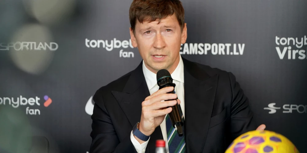 Biedrības "Latvijas Futbola Virslīgas" valdes priekšsēdētājs Maksims Krivuņecs piedalās preses konferencē, kurā informē par gaidāmo Latvijas Futbola virslīgas čempionātu.