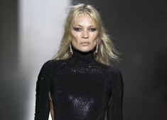 Keita Mosa pārsteidz skatītājus Milānas modes nedēļas skatē ar tērpu, kas pikanti atsedz viņas stringu biksītes