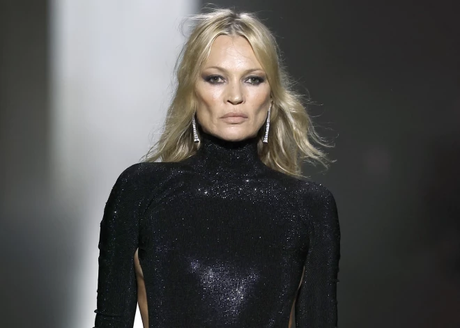 Keita Mosa pārsteidz skatītājus Milānas modes nedēļas skatē ar tērpu, kas pikanti atsedz viņas stringu biksītes