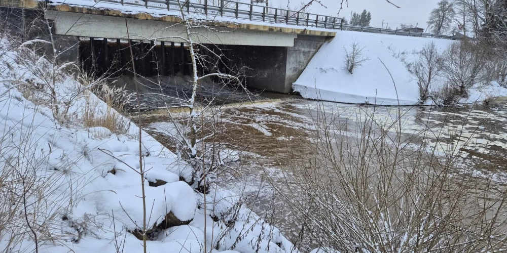 Plūdi var ne vien appludināt teritorijas, bet arī izraisīt elektroapgādes traucējumus un ierobežot piekļuvi infrastruktūrai.