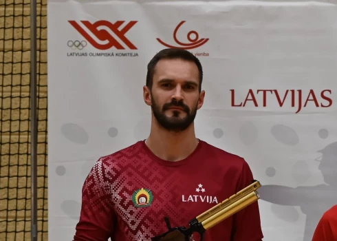 Latvijas sportisti Kristiāna Agule un Lauris Strautmanis pirmdien Armēnijā izcīnīja 11. vietu Eiropas čempionātā šaušanā jaukto pāru sacensībās desmit metru distancē ar gaisa pistoli.