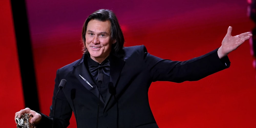 Džims Kerijs “Cēzara” balvu ceremonijas vakarā Parīzē.