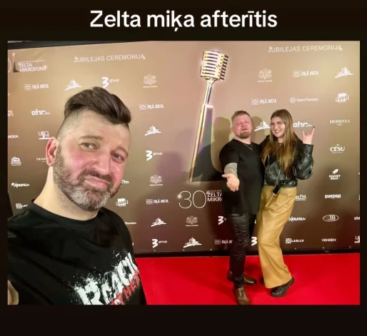 Zelta mikrofona ballīte. Priekšplānā vēl viens ogrēnietis – mūziķis, komponists un aranžētājs Jānis Čubars, kas nesen Ogrē ar vērienīgu koncertu nosvinēja 40. jubileju, un fonā Atis un Viktorija.