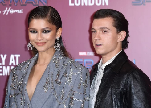 Aktrises Zendaja un aktieris Toms Holands uzsāka attiecības 2021. gadā.