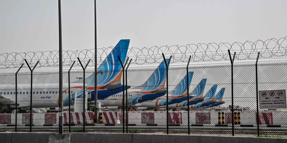 Vēstniece Latvijas valstspiederīgajiem neiesaka pašlaik pašiem mēģināt pamest AAE. 