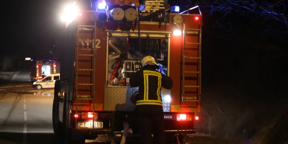 Ugunsgrēks dzēsts vairākas stundas.