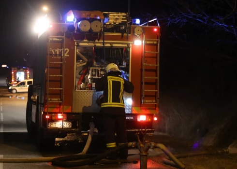 Ugunsgrēks dzēsts vairākas stundas.