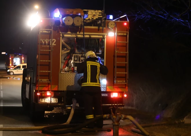 Mēs palikām bez nekā! Kaimiņš dzērumā Talsu novadā nosvilina māju, atstājot uz ielas vairākas ģimenes.VIDEO