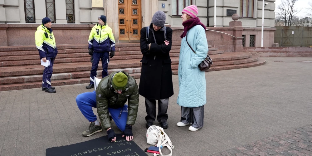 Pretī Ārlietu ministrijai notiek protesta akcija, kurā plānots prasīt valsts amatpersonām nosodīt ASV un Izraēlas agresiju.
