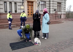 Trīs cilvēki pie ĀM protestē pret ASV un Izraēlas rīcību