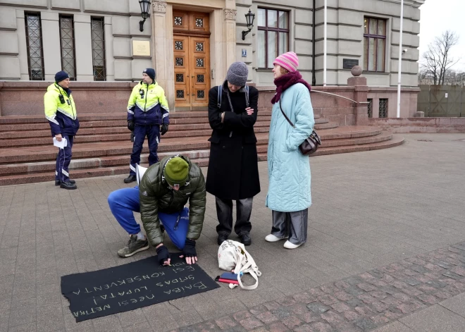 Trīs cilvēki pie ĀM protestē pret ASV un Izraēlas rīcību