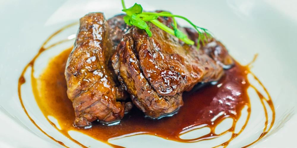 Āzijas ēdieni: pīles stilbiņi īpašā mērcē