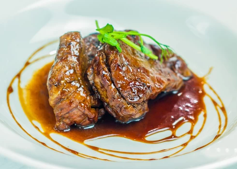 Āzijas ēdieni: pīles stilbiņi īpašā mērcē