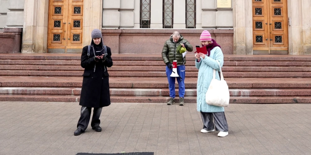Напротив Министерства иностранных дел прошла весьма немногочисленная акция протеста.