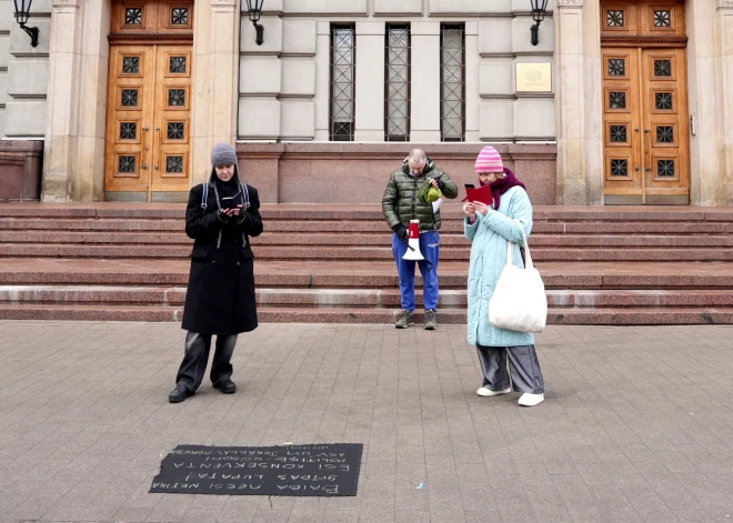 "Байба, не будь грязной половой тряпкой!" Три человека у МИД Латвии протестовали против действий США и Израиля