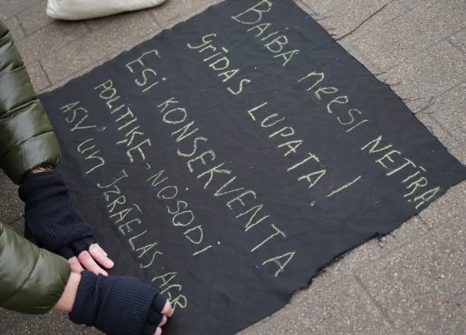 «Байба, не будь грязной половой тряпкой! Будь последовательным политиком — осуди агрессию США и Израиля!», было написано на плакате.