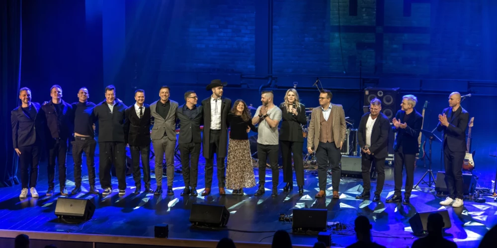 Ar krāšņu koncertu atzīmēta Ogres 98. gadadiena un mūziķa Jāņa Čubara 40. dzimšanas diena.