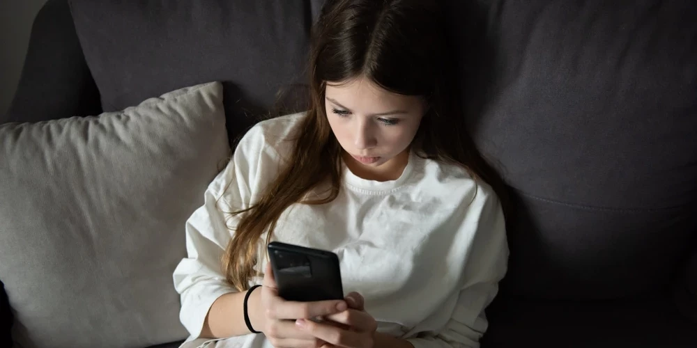 Bez tuvām attiecībām vai draugiem pieaug izolācijas risks, var attīstīties trauksme, depresija un citas mentālās veselības grūtības. Digitālā vide var būt veids, kā jaunietis uzsāk kontaktu, taču ārkārtīgi nozīmīgi, lai būtu arī klātienes saskarsme, atgādina psiholoģe.