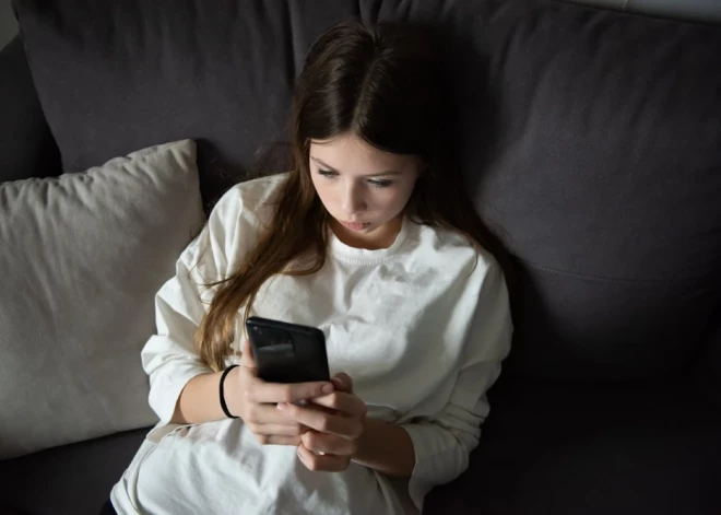 Katrs astotais jaunietis Latvijā atzīst, ka viņam nav draugu, liecina aptauja