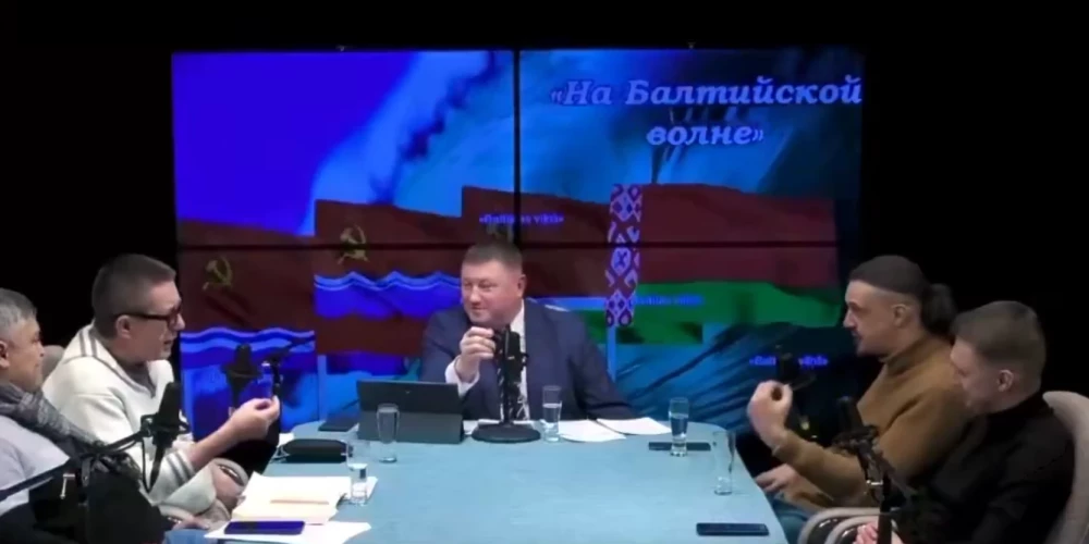 Abi konkrētajā raidījumā sastrīdējās par to – ir vai nav visi latvieši “vienlīdz lieli fašisti”. Aleksejevs (pa kreisi, baltā džemperī) uzsvēra, ka jebkurš, kurš dzīvo Latvijā “ir vainīgs”, savukārt Rudakovs (pa labi, brūnā džemperī) atteicās piekrist.