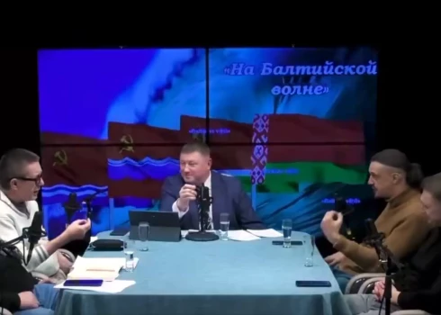 Abi konkrētajā raidījumā sastrīdējās par to – ir vai nav visi latvieši “vienlīdz lieli fašisti”. Aleksejevs (pa kreisi, baltā džemperī) uzsvēra, ka jebkurš, kurš dzīvo Latvijā “ir vainīgs”, savukārt Rudakovs (pa labi, brūnā džemperī) atteicās piekrist.