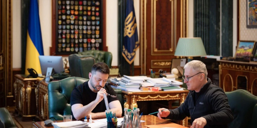 Ukrainas Ārējās izlūkošanas dienesta vadītājs Oļegs Ivaščenko (pa labi) tiekas ar Ukrainas prezidentu Volodimiru Zeļenski Kijivā. 2026. gada 2. janvārī.