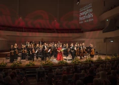 Ar krāšņu programmu un virtuoziem viesmāksliniekiem Liepājā atklāts Zvaigžņu festivāls