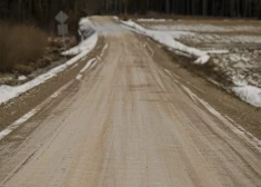 Jelgavas novadā atkušņa un nokrišņu ietekmē grants seguma ceļu stāvoklis pasliktinās