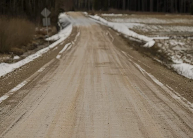 Jelgavas novadā atkušņa un nokrišņu ietekmē grants seguma ceļu stāvoklis pasliktinās