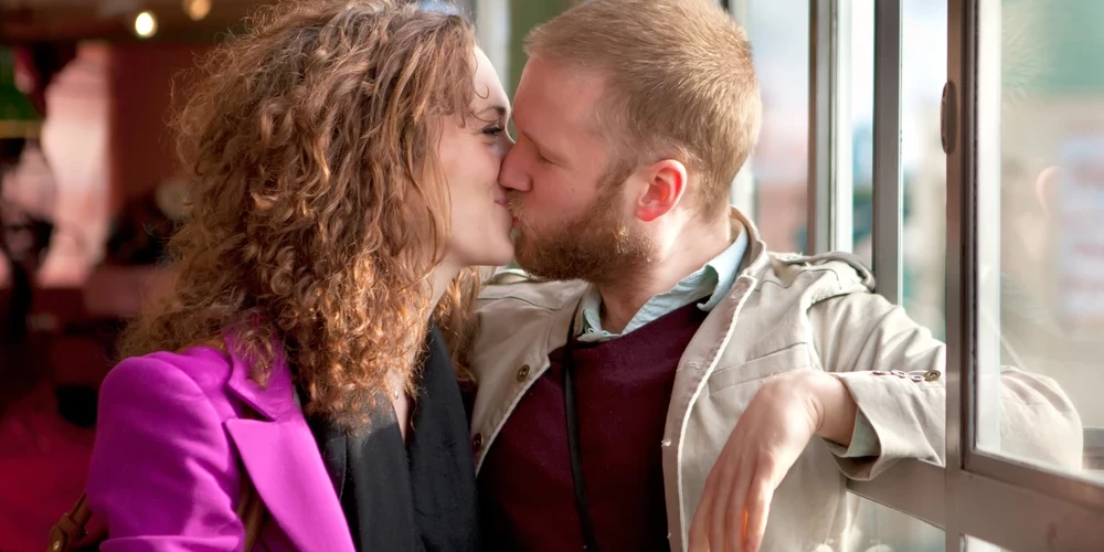 Abi mīlnieki attiecību sākumā piedzīvo kaislīgas iemīlēšanās fāzi, kas atgādina medusmēnesi, bet, protams, var būt ilgāka par mēnesi. Problēmas, kas rada plaisu, gandrīz vienmēr parādās vēlāk.