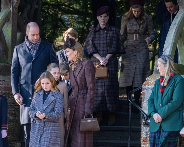 2025. gada Ziemassvētku dievkalpojumā Sandringemā Viljams un Ketrīna izvairījās no kopīgām fotogrāfijām ar māsām Beatrisi un Eiženiju (attēlā fonā).