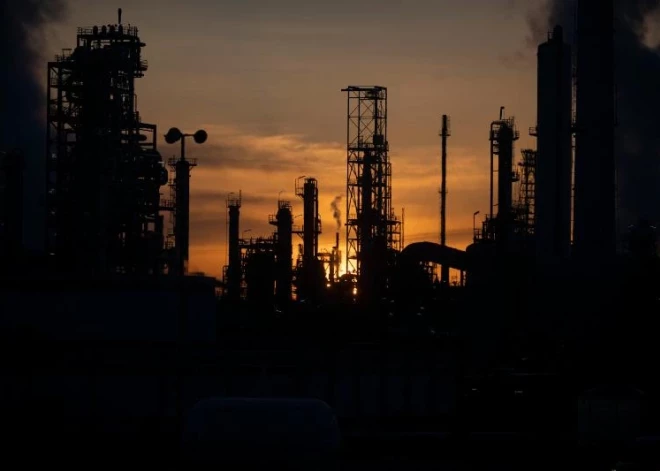 Irānas karš satricina pasaules tirgus: naftas un gāzes cenas turpina kāpumu