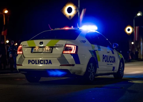 Likumsargu aicinājumus apturēt transporta līdzekli "BMW" vadītājs ignorēja.