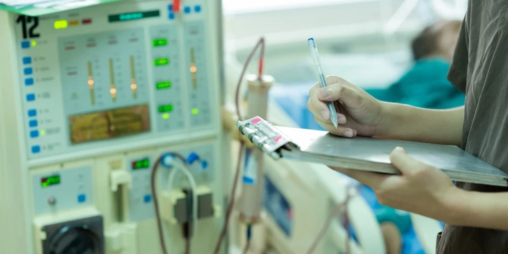 (Ilustratīvs foto) Speciālisti pārbauda nieru aizstājterapijas aprīkojumu, injekcijas sūkni un hemodialīzes aparātu.