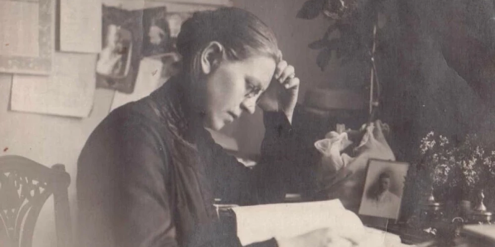 Marta Margarita Rinka. Zudusī Latvija. Fotogrāfs Mārtiņš Lapiņš, 1913. RCB Ziemeļblāzmas filiālbibliotēkas glabāšanā.