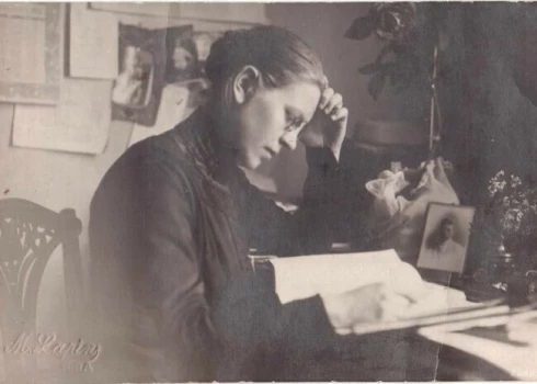 Marta Margarita Rinka. Zudusī Latvija. Fotogrāfs Mārtiņš Lapiņš, 1913. RCB Ziemeļblāzmas filiālbibliotēkas glabāšanā.