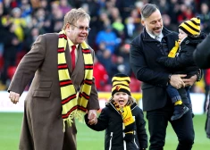 FOTO: Eltons Džons publisko ģimenes portretu — reta iespēja ieraudzīt, kā izauguši viņa dēli