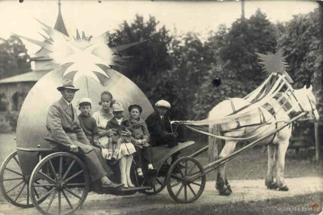 Foto: Zudusī Latvija. Rīga. Bērnu svētki Ziemeļblāzmas parkā, [192-]