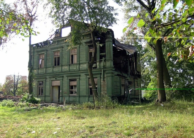 Foto: Aivars Holms. Dombrovska celtā Zaļā skola pēc ugunsgrēka (2006), Izgūts no commons.wikimedia.org.