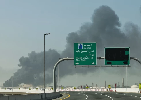 Pēc ASV un Izraēlas triecieniem Irānai sekoja tās atbildes uzbrukumi vairākām Tuvo Austrumu valstīm, tostarp Apvienotajiem Arābu Emirātiem.