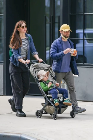 Daniels Redklifs ar dzīvesbiedri Erinu Dārku un abu kopīgo dēlu aizvadītā gada aprīlī.