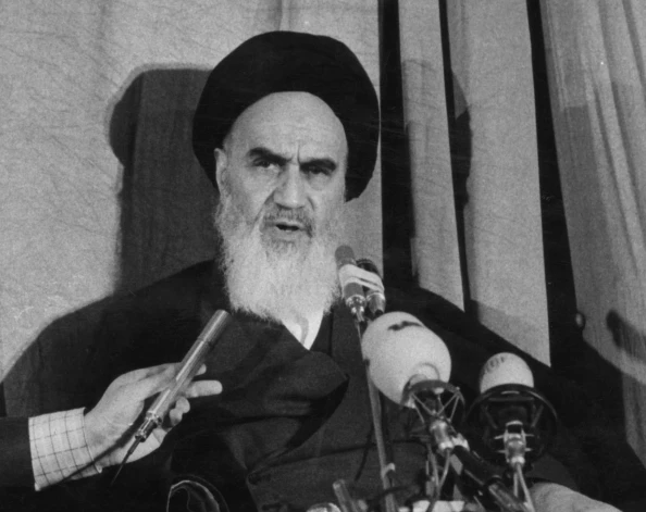 Islāma garīdznieks Rūhollāhs Homeinī savā pirmajā runā pasludināja Ameriku par "lielo sātanu".