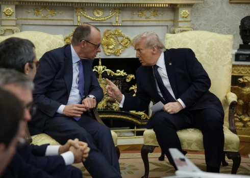 ASV prezidents Donalds Tramps apspriež Irānas nākotni ar Vācijas kancleru Frīdrihu Mercu