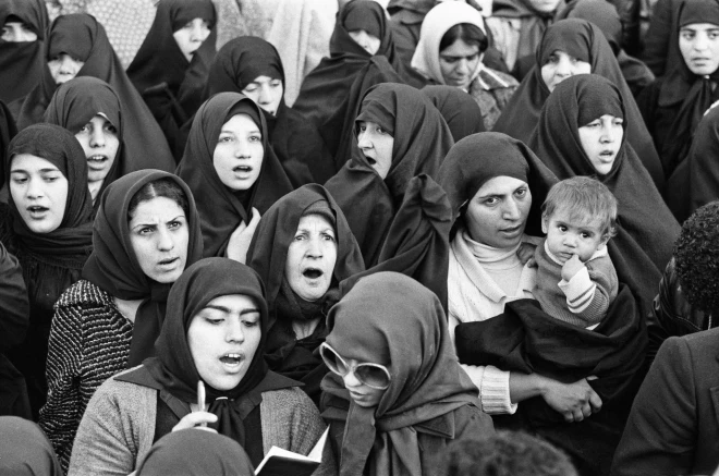 Pēc revolūcijas sievietēm par obligātu prasību kļuva hidžāba valkāšana.