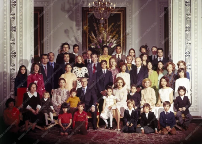 Šaha oponenti viņu apsūdzēja par to, ka viņš pārlieku darbojoties elites interesēs un ignorē pieaugošās sociālās un ekonomiskās problēmas valstī. Tāpat daļa konservatīvāko iedzīvotāju iebilda pret viņa straujajiem modernizācijas pasākumiem.